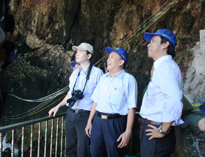 Khảo sát các c&ocirc;ng trình áp dụng tại các hang y&ecirc;́n của C&ocirc;ng ty Y&ecirc;́n sào Khánh Hòa. Ảnh: B&Iacute;CH LA